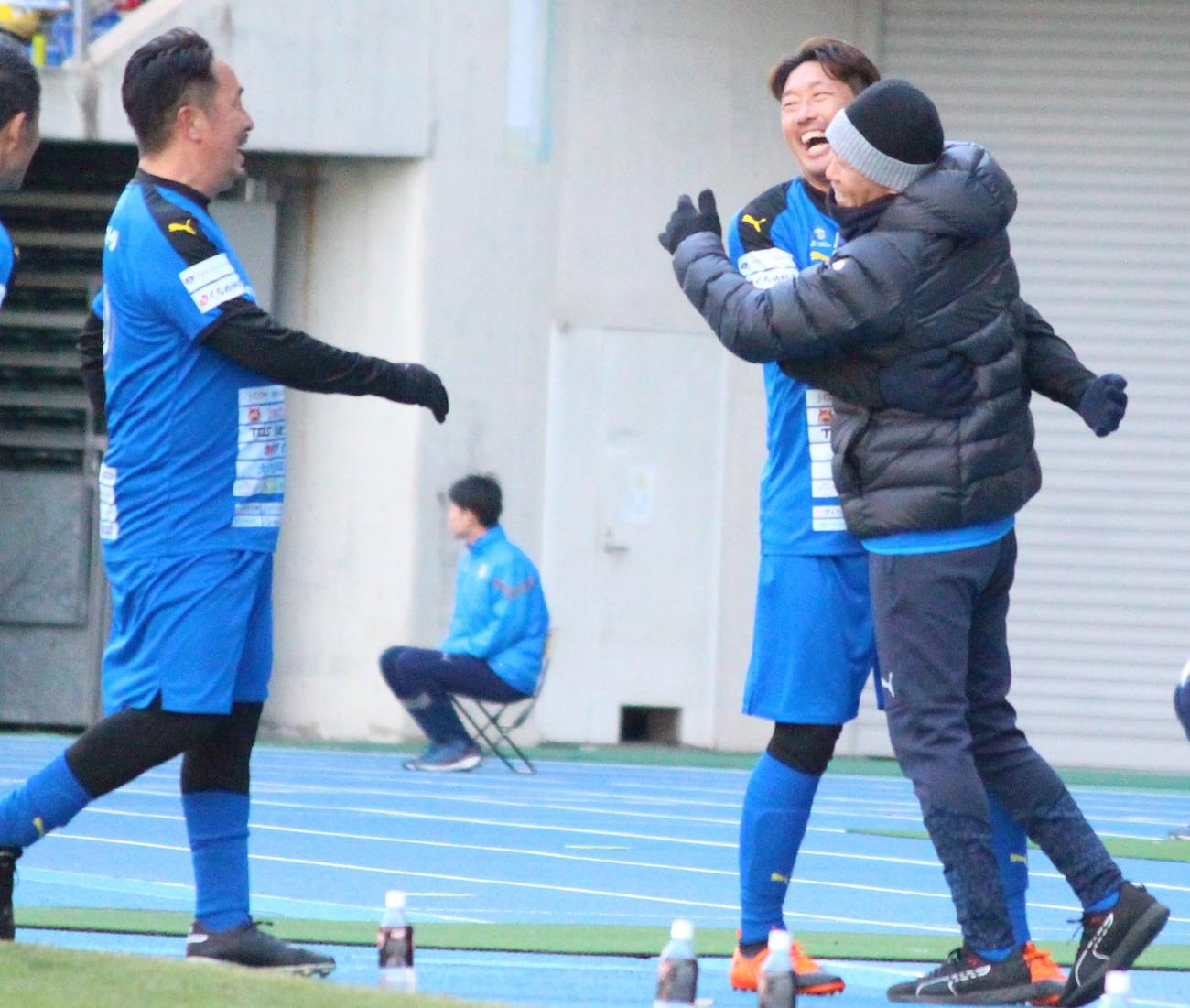 ベンチ前で先制点を喜ぶFW高松大樹（右から2人目）ら（撮影・菊川光一）