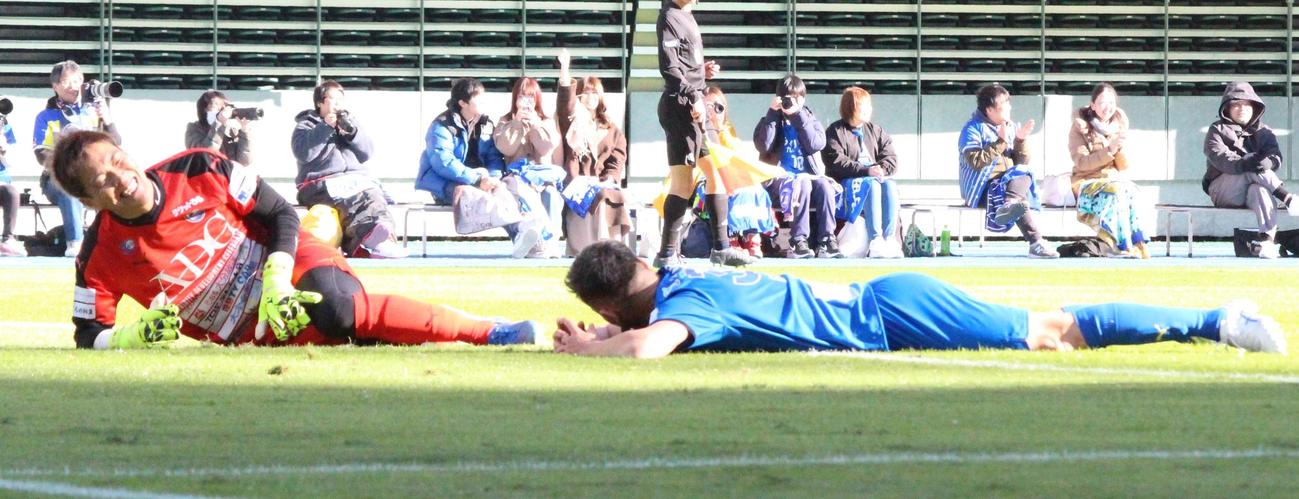 先制直後、カウンターから失点して苦笑いのGK西川周作（左）（撮影・菊川光一）