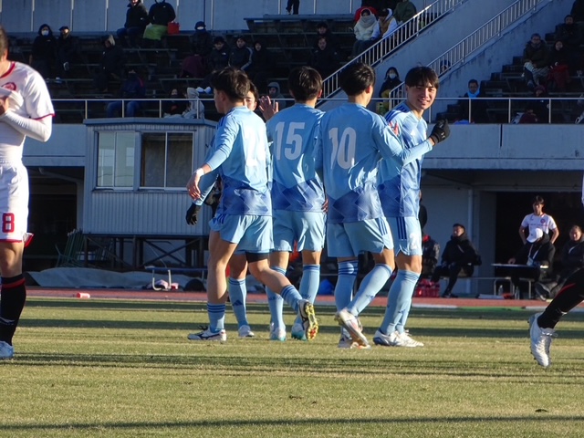 0－1の後半39分に同点ゴールを決め、チームメートから祝福される新潟医療福祉大・森（右）（新潟医療福祉大サッカー部提供）