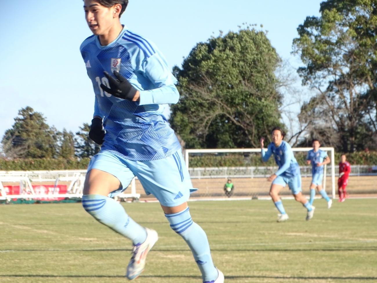 1－1の後半43分に勝ち越しゴールを決め、応援席に向かって走り出す新潟医療福祉大・松本（左）（新潟医療福祉大サッカー部提供）