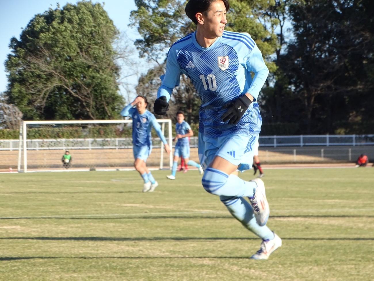 1－1の後半43分に勝ち越しゴールを決め、応援席に向かって走り出す新潟医療福祉大・松本（左）（新潟医療福祉大サッカー部提供）
