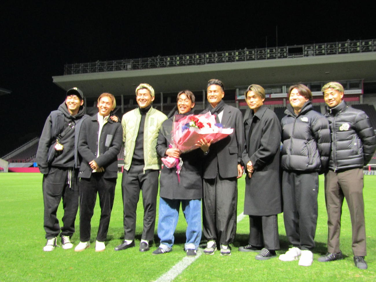 今季限りでC大阪を退団する清武（左から4人目）はセレモニーに駆けつけた選手と記念撮影（