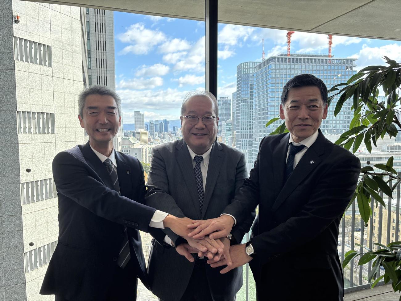 日刊スポーツ大阪本社を訪れたガンバ大阪の小野忠史社長（右）と25年1月に就任する水谷尚人新社長（左）。中央は日刊スポーツ新聞西日本の橘尚雄社長