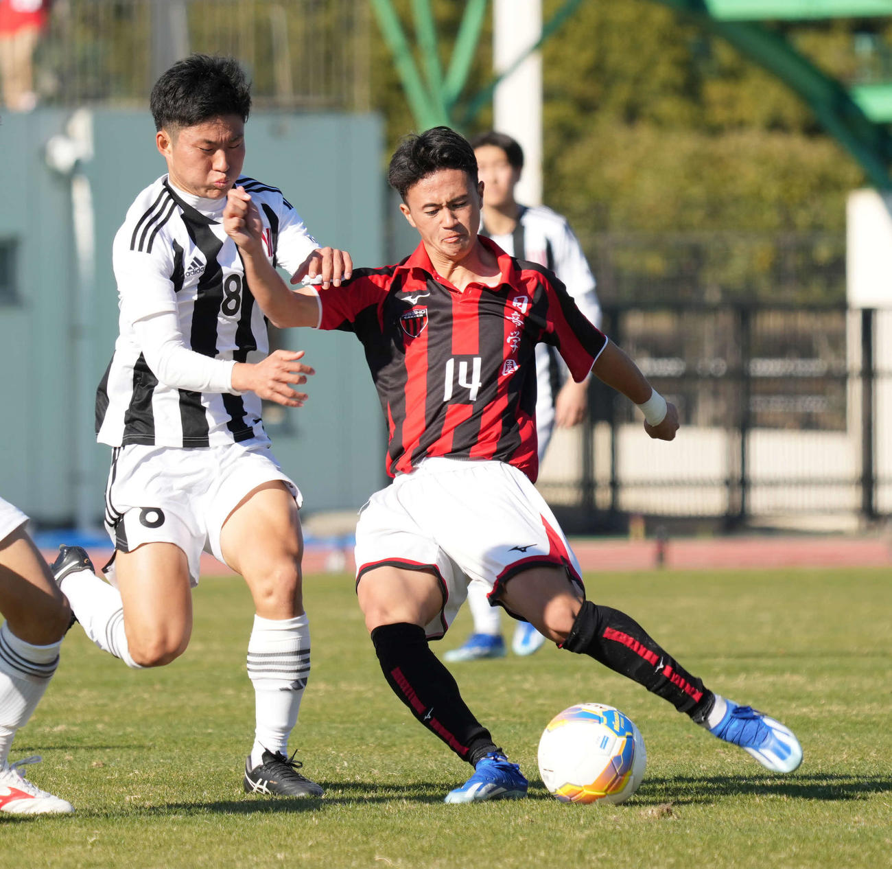 23年12月、全国高校サッカー選手権の名古屋戦でシュートを放つ日章学園・高岡