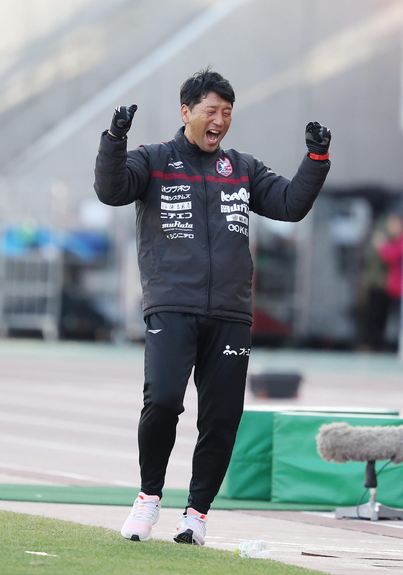 24年12月7日　岡山対仙台　仙台を破ってJ1昇格を果たし、ガッツポーズする岡山木山監督（撮影・前田充）