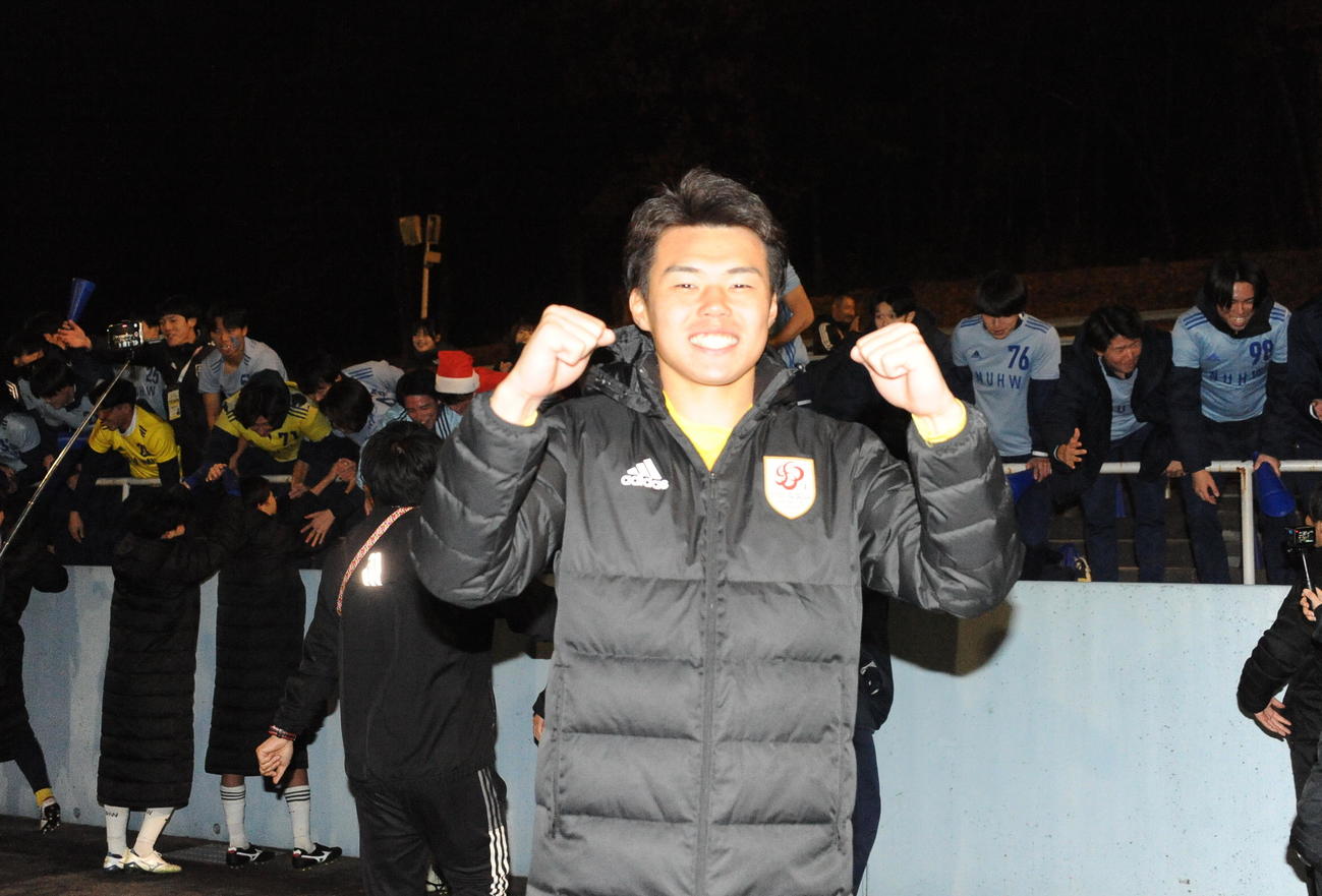 PK戦で相手のキックを2連続でストップし、勝利の立役者となった新潟医療福祉大・桃井（撮影・小林忠）