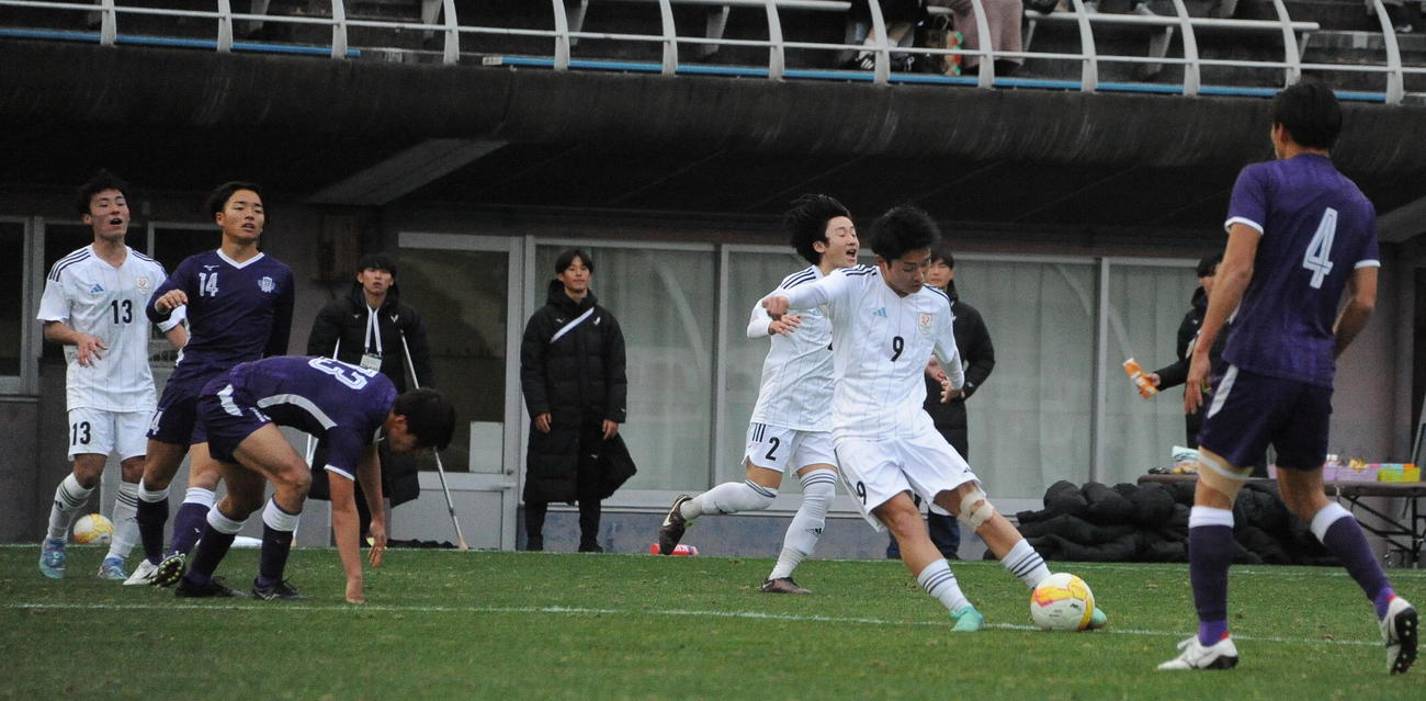 延長前半にシュートを狙う新潟医療福祉大・青木（右から2人目）（撮影・小林忠）