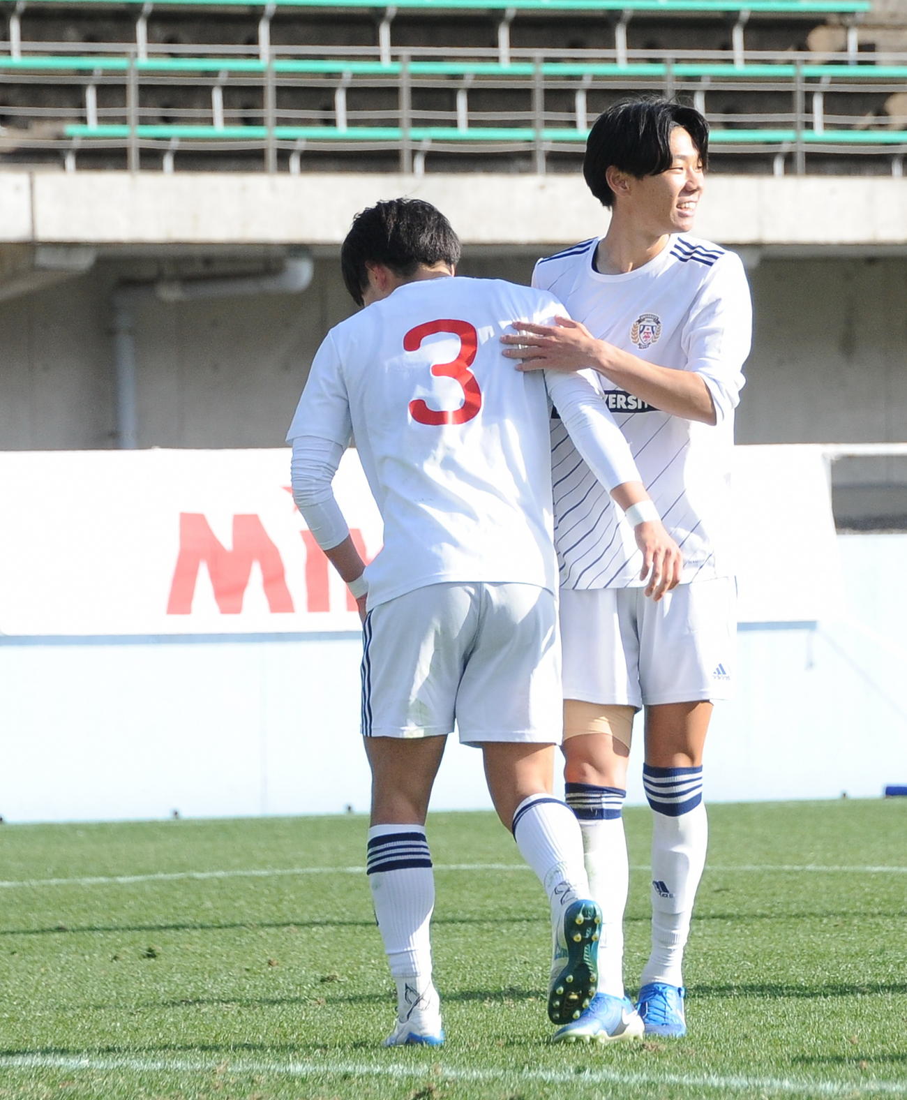 決勝進出を喜ぶ東洋大・稲村（右）（撮影・小林忠）