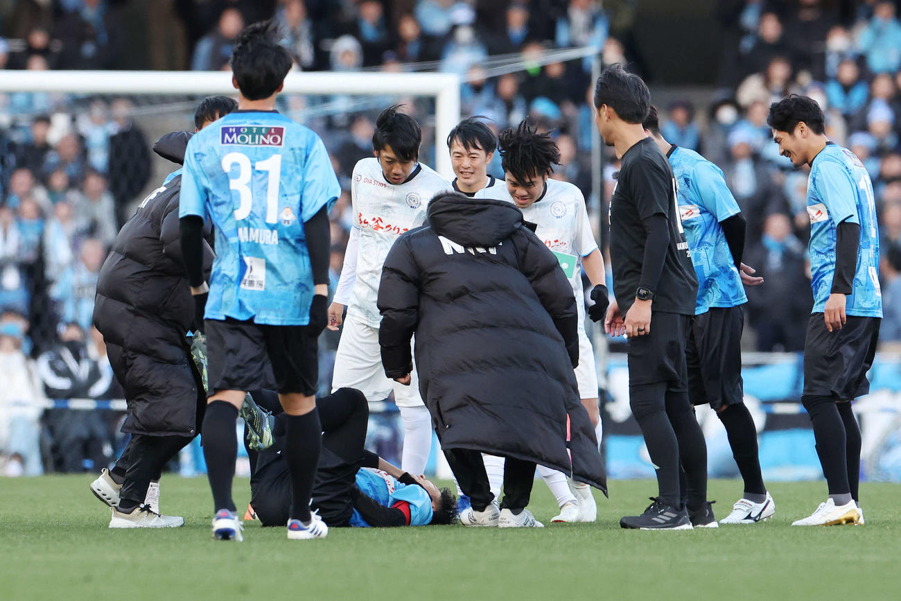 中村憲剛引退試合　KAWASAKIフレンズ　ブルー対ホワイト　ピッチに倒れる小林悠（下）（2024年12月撮影）