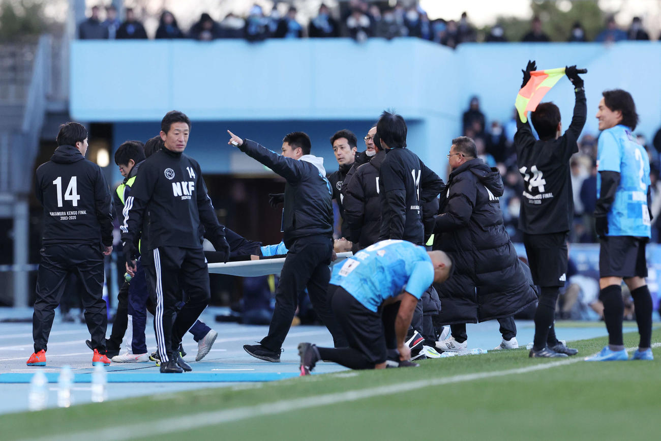 中村憲剛引退試合　KAWASAKIフレンズ　ブルー対ホワイト　担架で運ばれる小林悠（中央）（2024年12月撮影）