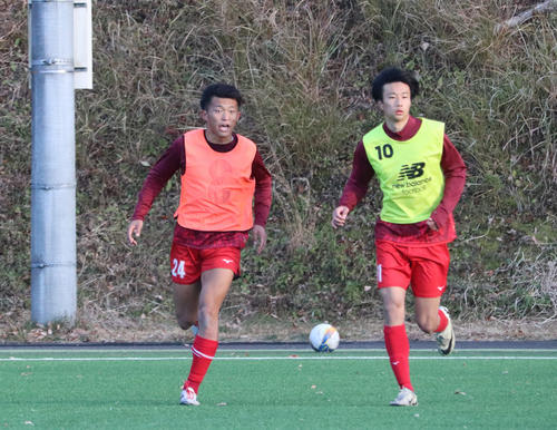 高校サッカー】矢板中央、攻撃的3バックの「新・赤い壁」でベスト4の