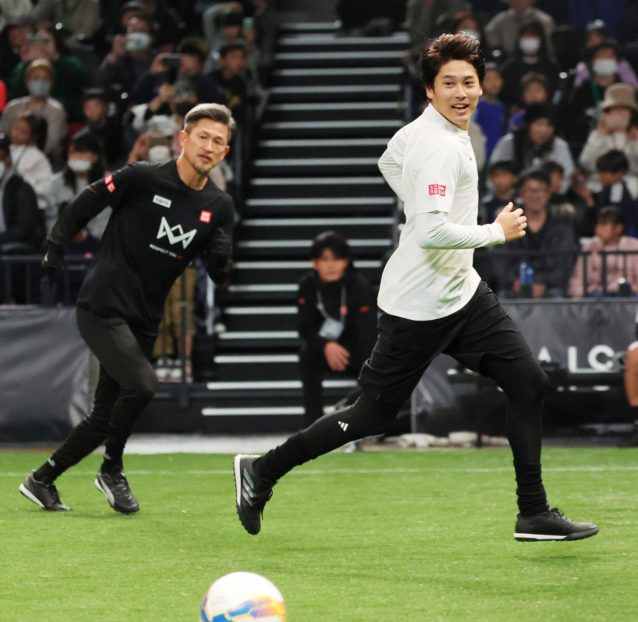 4V4JAPAN CUP 2024×4JAPAN CUP 2024　レジェンドマッチでプレーする内田。後方はカズ（撮影・野上伸悟）