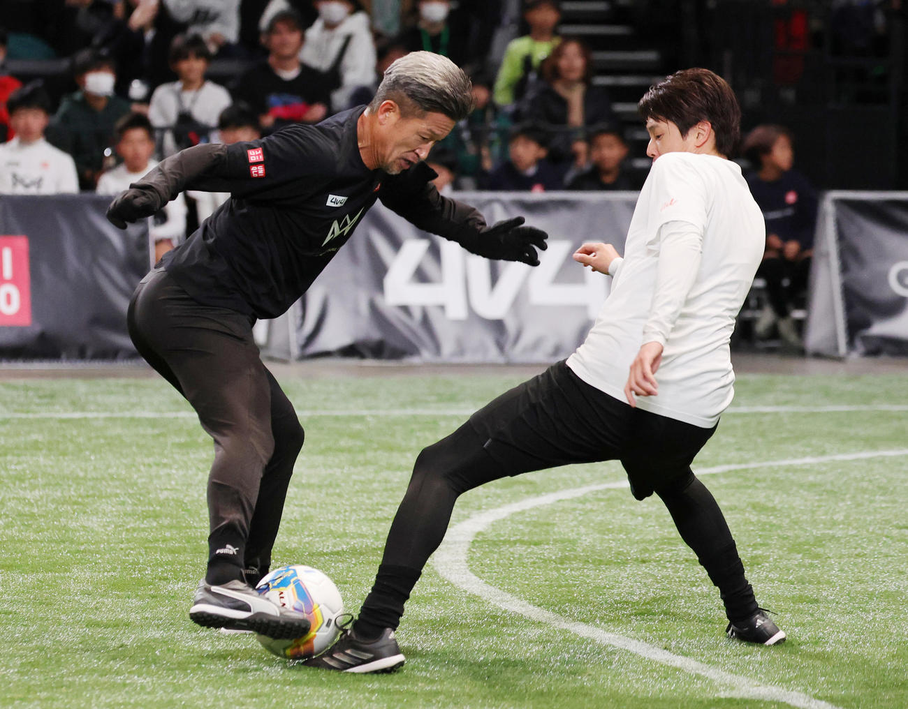 4V4JAPAN CUP 2024×4JAPAN CUP 2024　レジェンドマッチで競りあうカズ（左）と内田（撮影・野上伸悟）