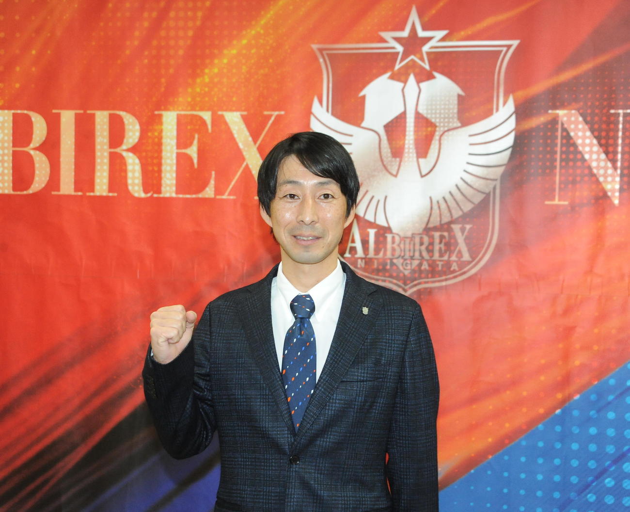 就任会見でガッツポーズする新潟の樹森新監督（撮影・小林忠）