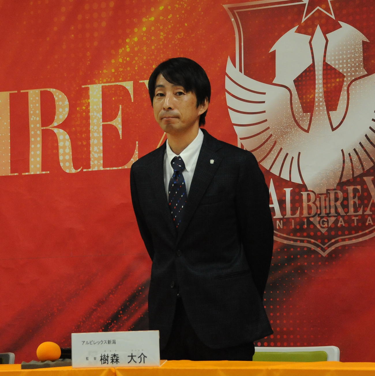 就任会見であいさつする新潟の樹森新監督（撮影・小林忠）