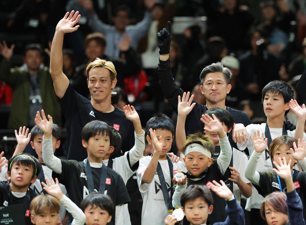 4V4JAPAN CUP 2024×4JAPAN CUP 2024　閉会式で観客に手を振る本田（左）とカズ（撮影・野上伸悟）