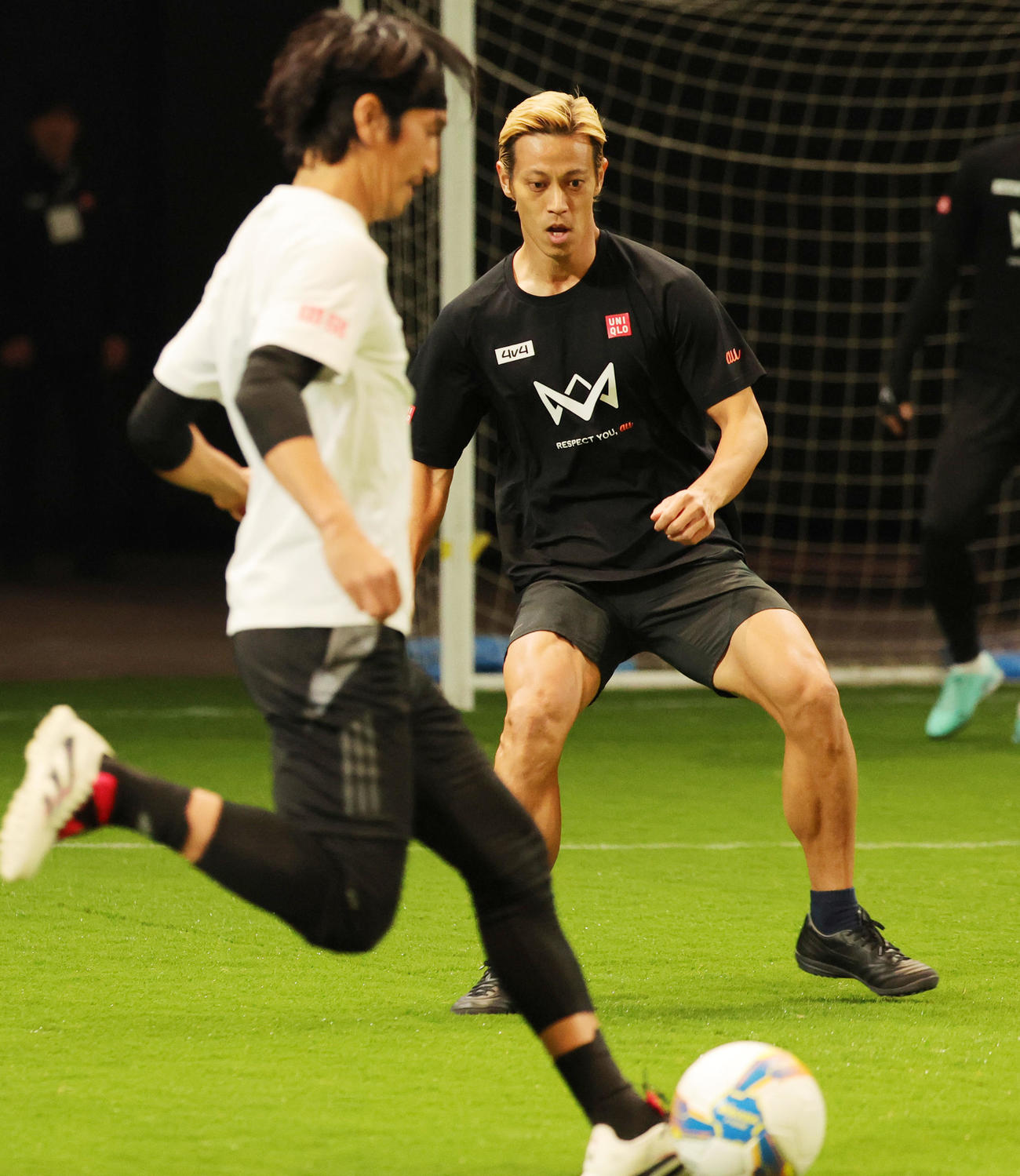 4V4JAPAN CUP 2024×4JAPAN CUP 2024　レジェンドマッチで原口（手前）をマークする本田圭（撮影・野上伸悟）