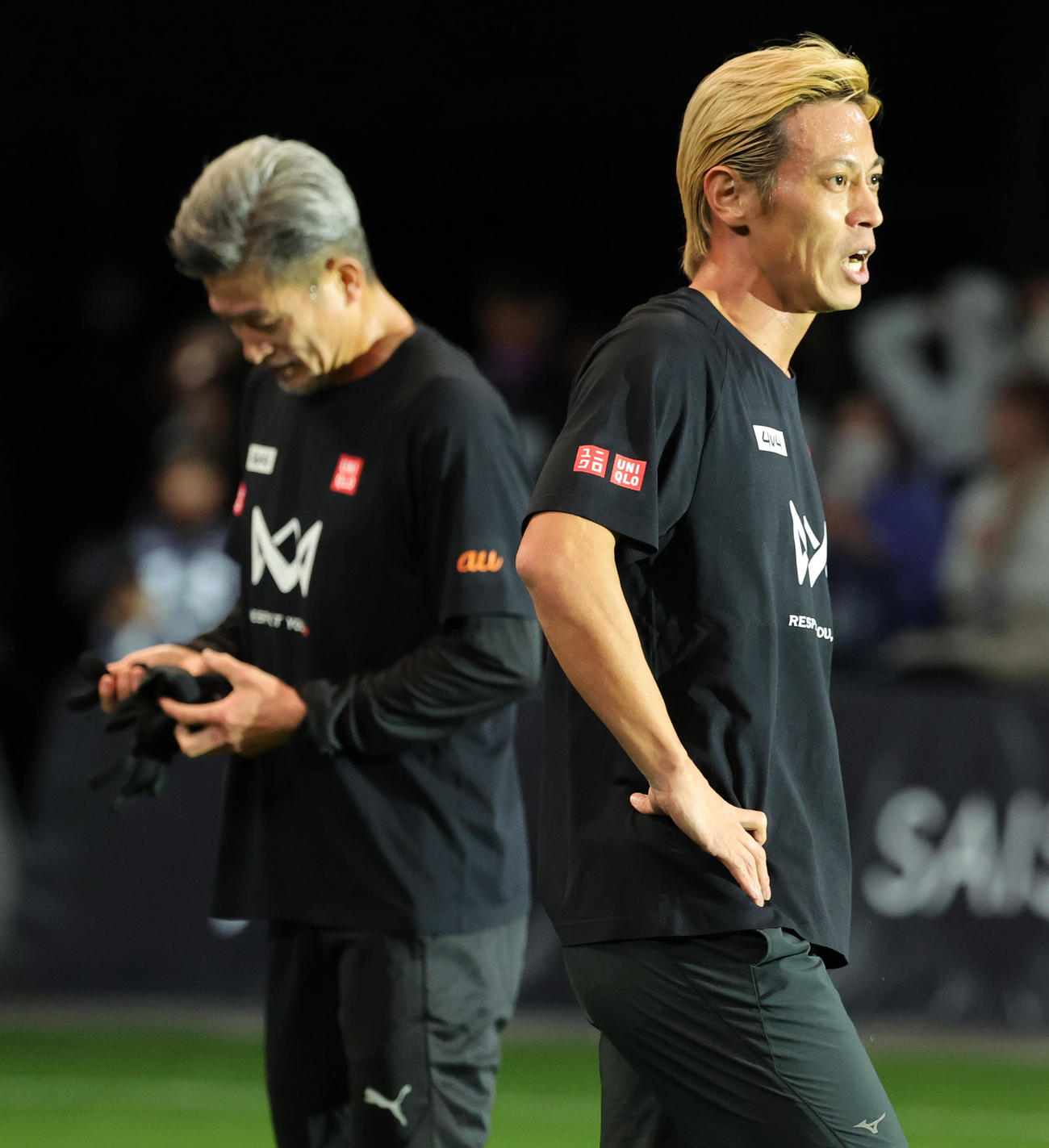 4V4JAPAN CUP 2024×4JAPAN CUP 2024　レジェンドマッチでカズ（左）と競演した本田（撮影・野上伸悟）