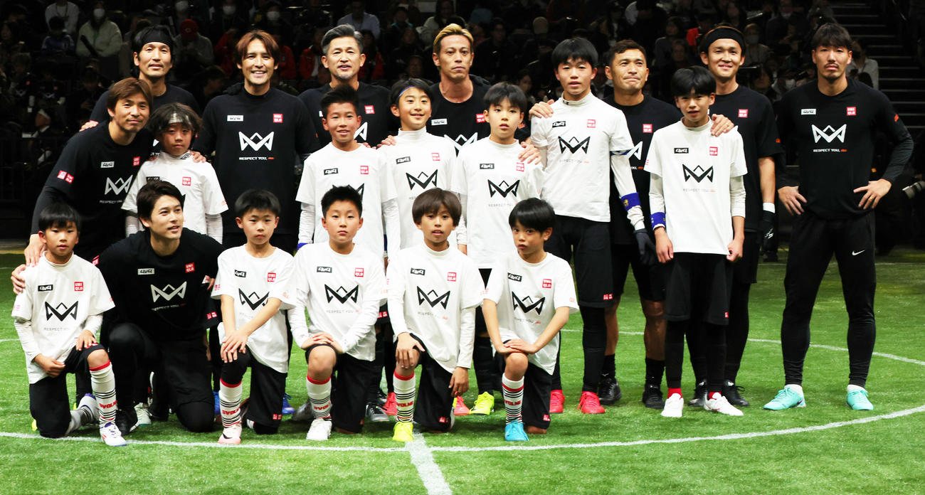 4V4JAPAN CUP 2024×4JAPAN CUP 2024　優勝チームと記念写真に納まる、後列左から乾、原口、細貝、カズ、本田、青山、宇佐美、昌子。前列左から2人目は内田（撮影・野上伸悟）