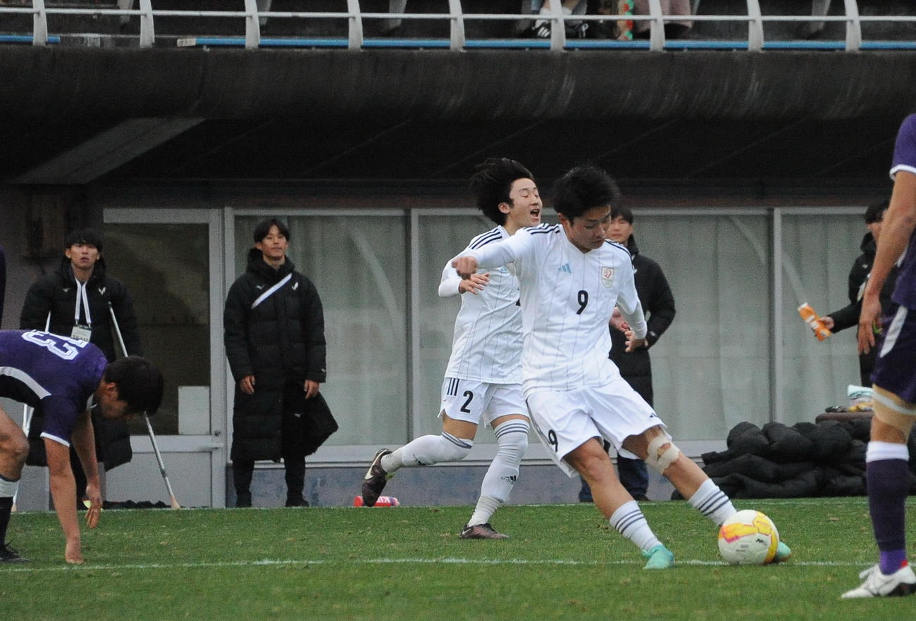 準決勝の明大戦でシュートを放つ新潟医療福祉大・青木（右）