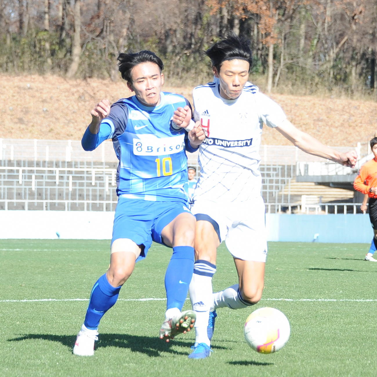 準決勝の桐蔭横浜大戦で相手に体をぶつける東洋大・稲村（右）