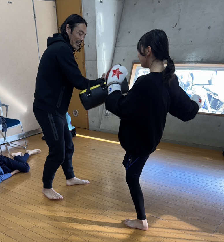 子どもたちへキックボクシング教室を行う安彦考真