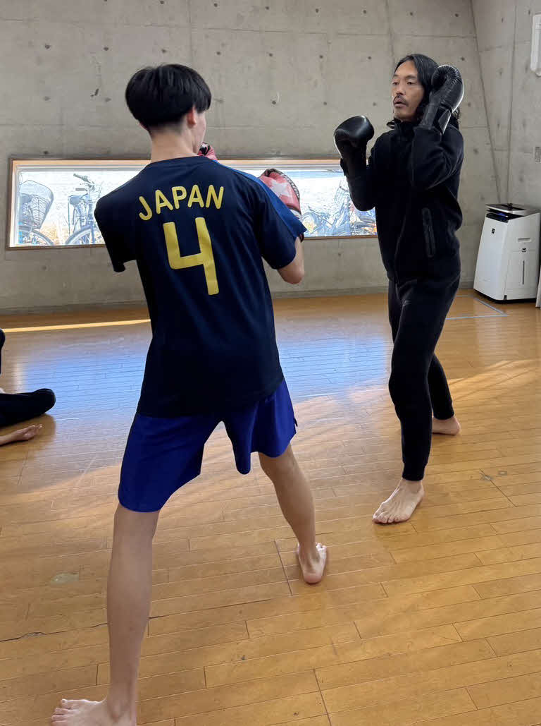 子どもたちへキックボクシング教室を行う安彦考真