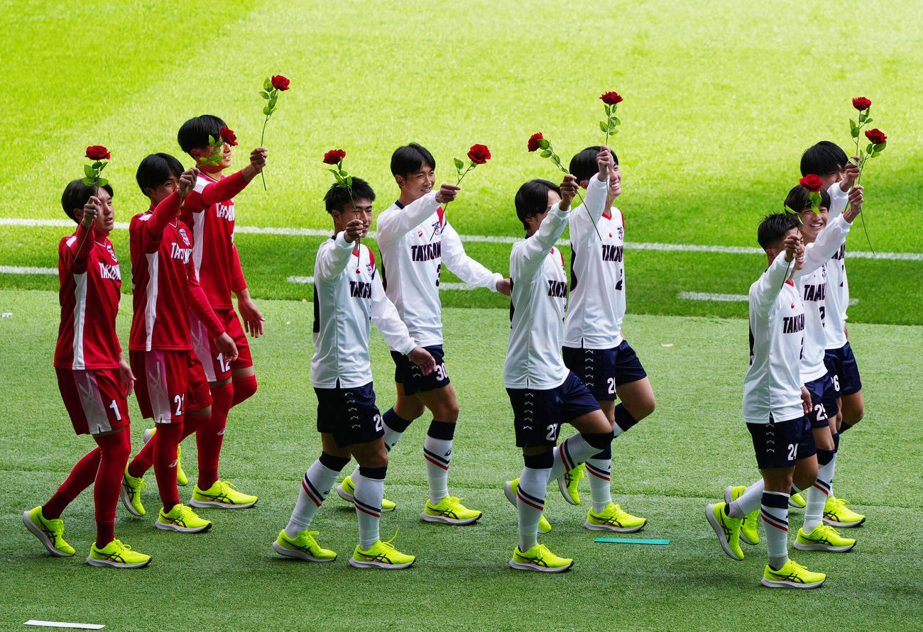 全国高校サッカー開会式で入場行進する兵庫県代表の滝川二の選手たち（撮影・江口和貴）