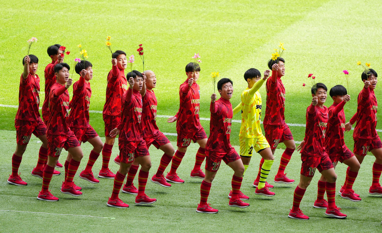 全国高校サッカー開会式で入場行進する香川県代表の寒川の選手たち（撮影・江口和貴）