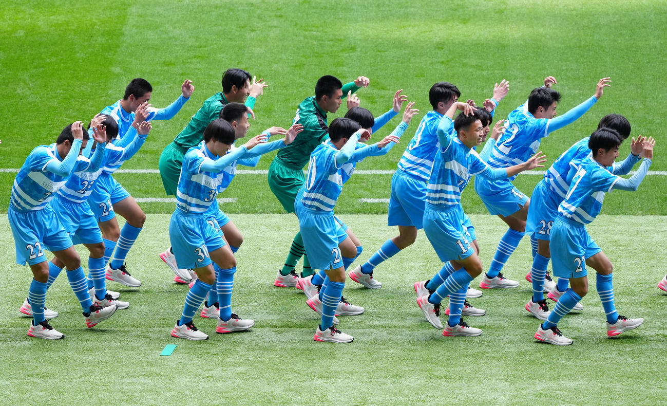 全国高校サッカー開会式で入場行進する徳島市立の選手たち（撮影・江口和貴）