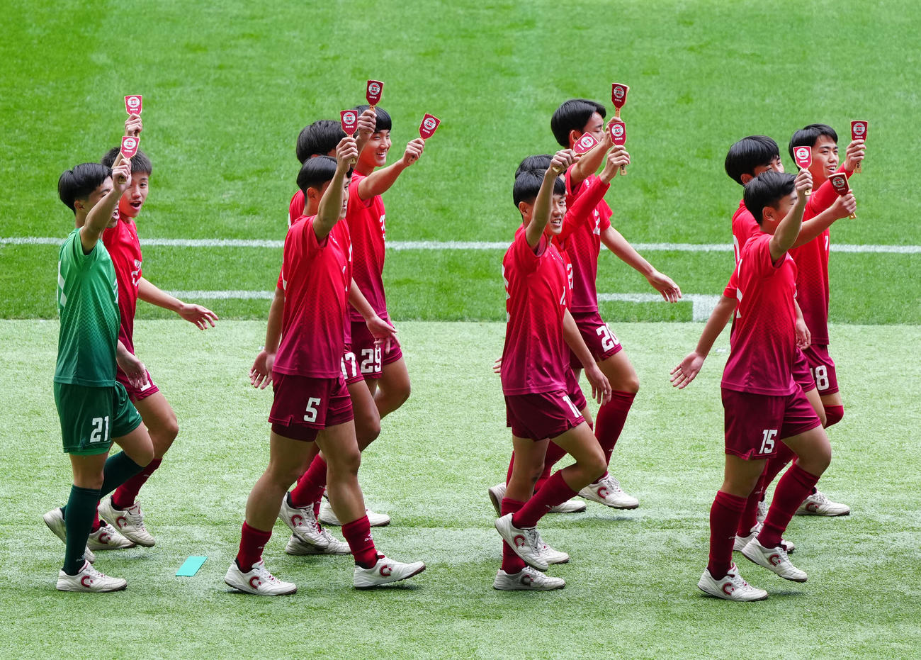 全国高校サッカー開会式で入場行進する高知の選手たち（撮影・江口和貴）