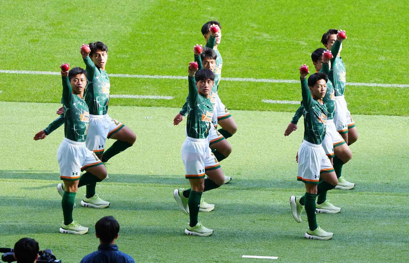 全国高校サッカー開会式でリンゴを手に入場行進する青森山田の選手たち（撮影・江口和貴）