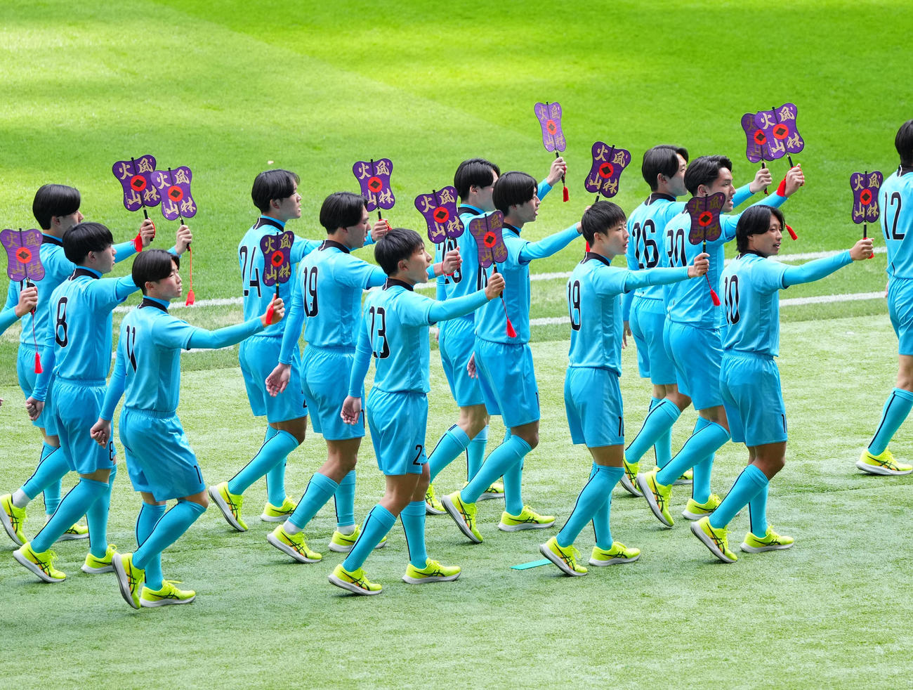 全国高校サッカー開会式で入場行進する山梨学院の選手たち（撮影・江口和貴）