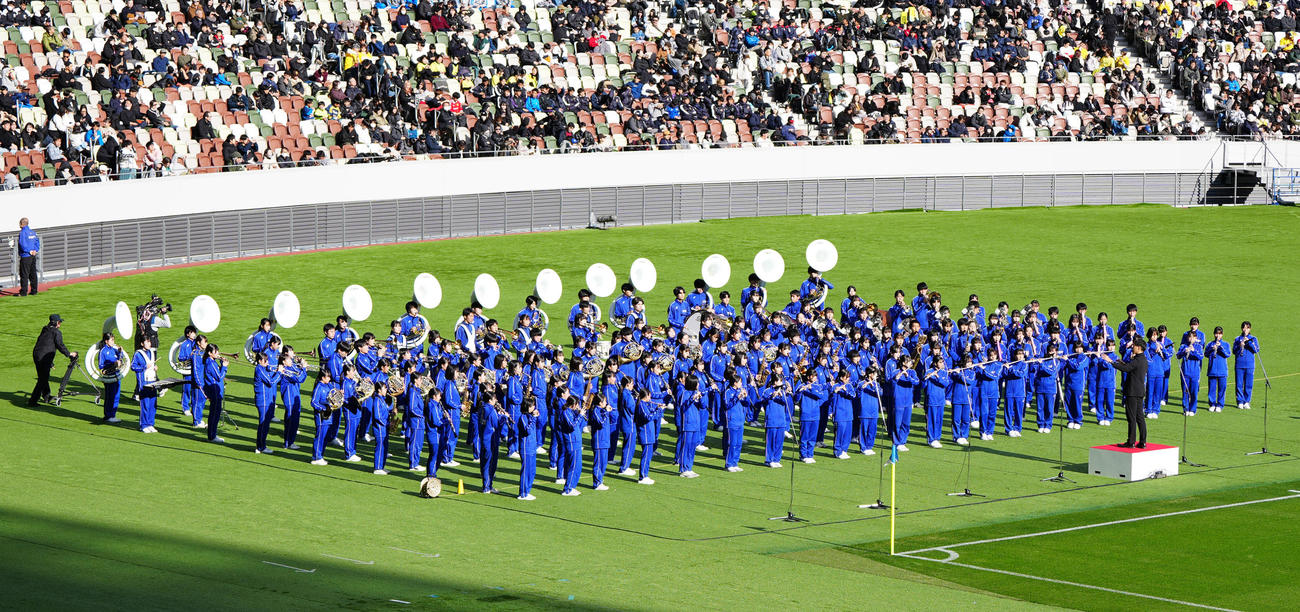 全国高校サッカー開会式で演奏する習志野の吹奏楽部（撮影・江口和貴）