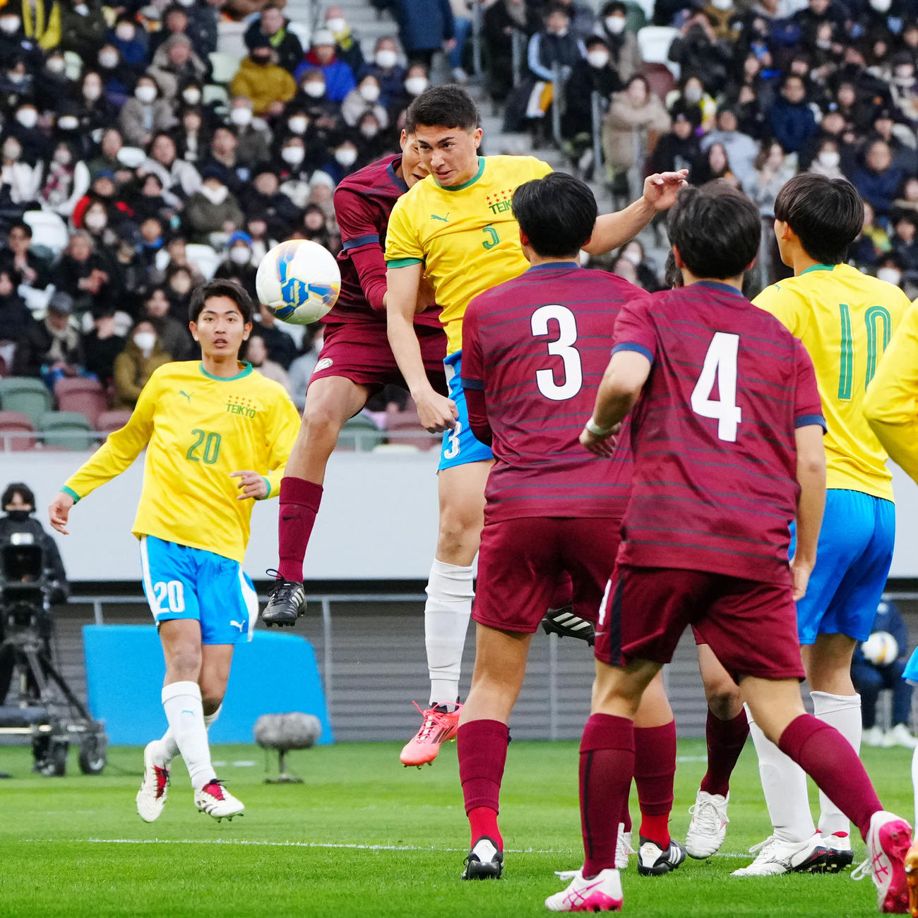 帝京対京都橘　前半、ヘディングで先制ゴールを決める帝京・ラビーニ（撮影・江口和貴）