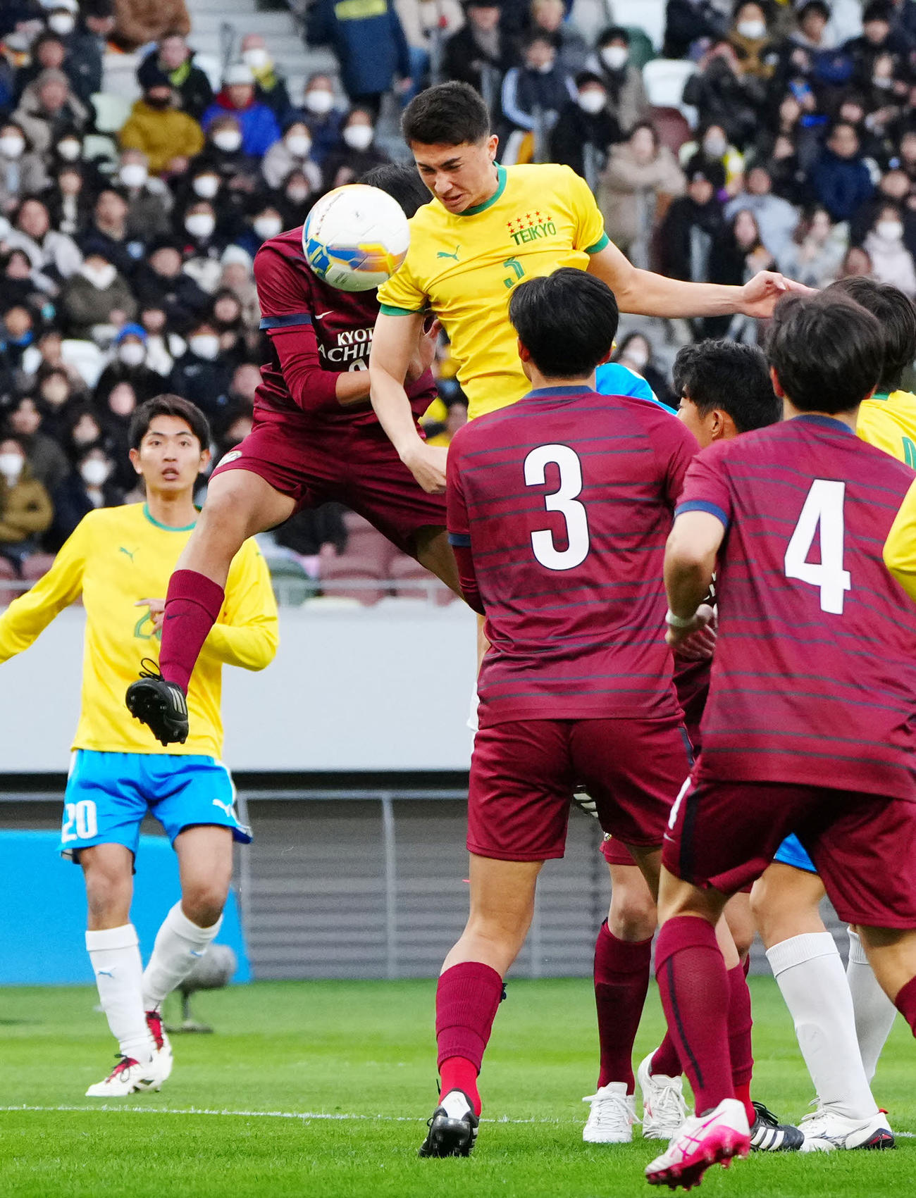帝京対京都橘　前半、ヘディングで先制ゴールを決める帝京・ラビーニ（撮影・江口和貴）