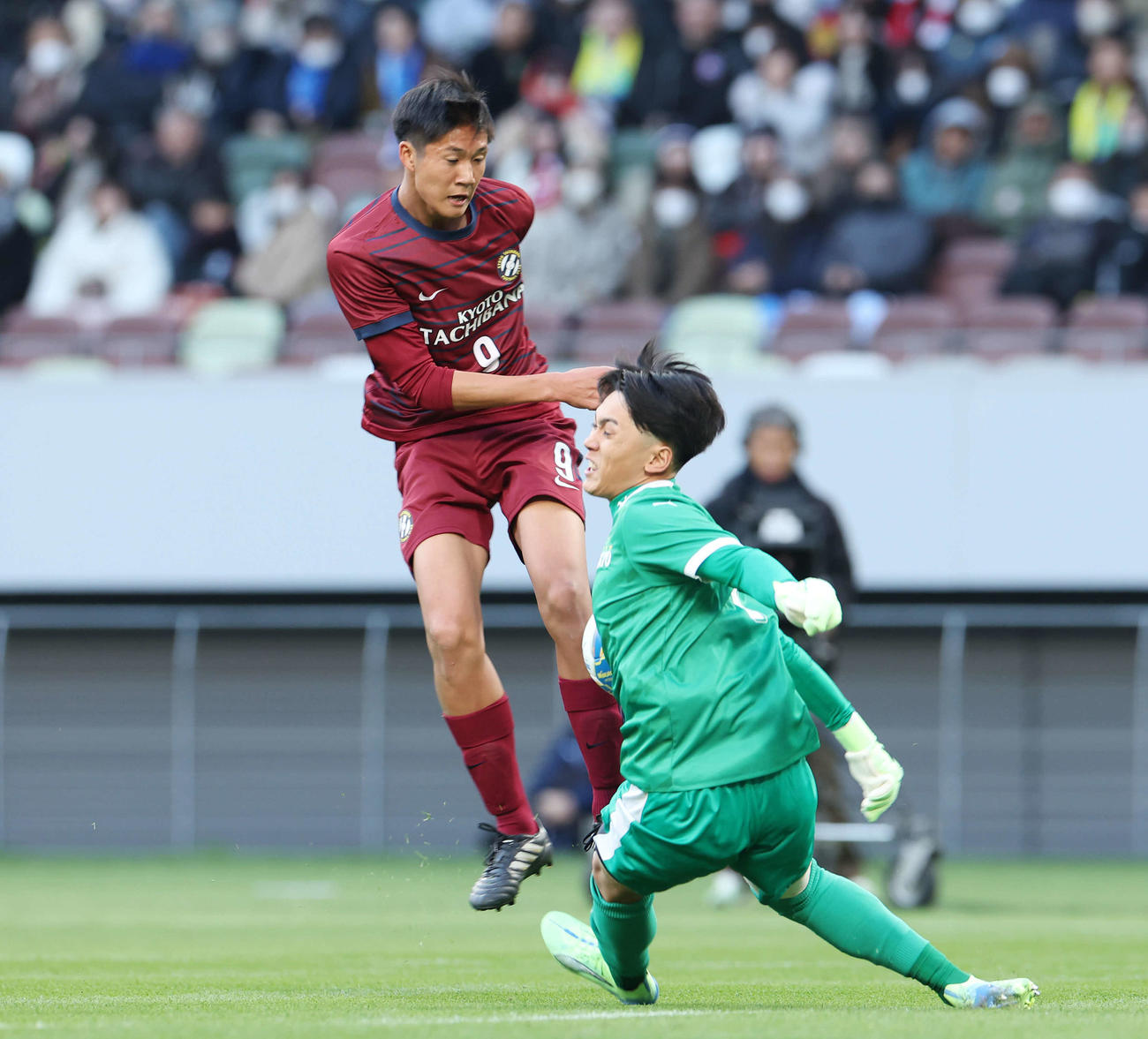 帝京対京都橘　前半、シュートを放つも帝京のGK大橋（右）に防がれる京都橘・伊藤（撮影・宮地輝）