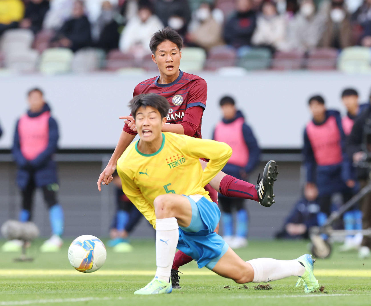 帝京対京都橘　前半、シュートを放つもブロックされる京都橘・伊藤（撮影・宮地輝）