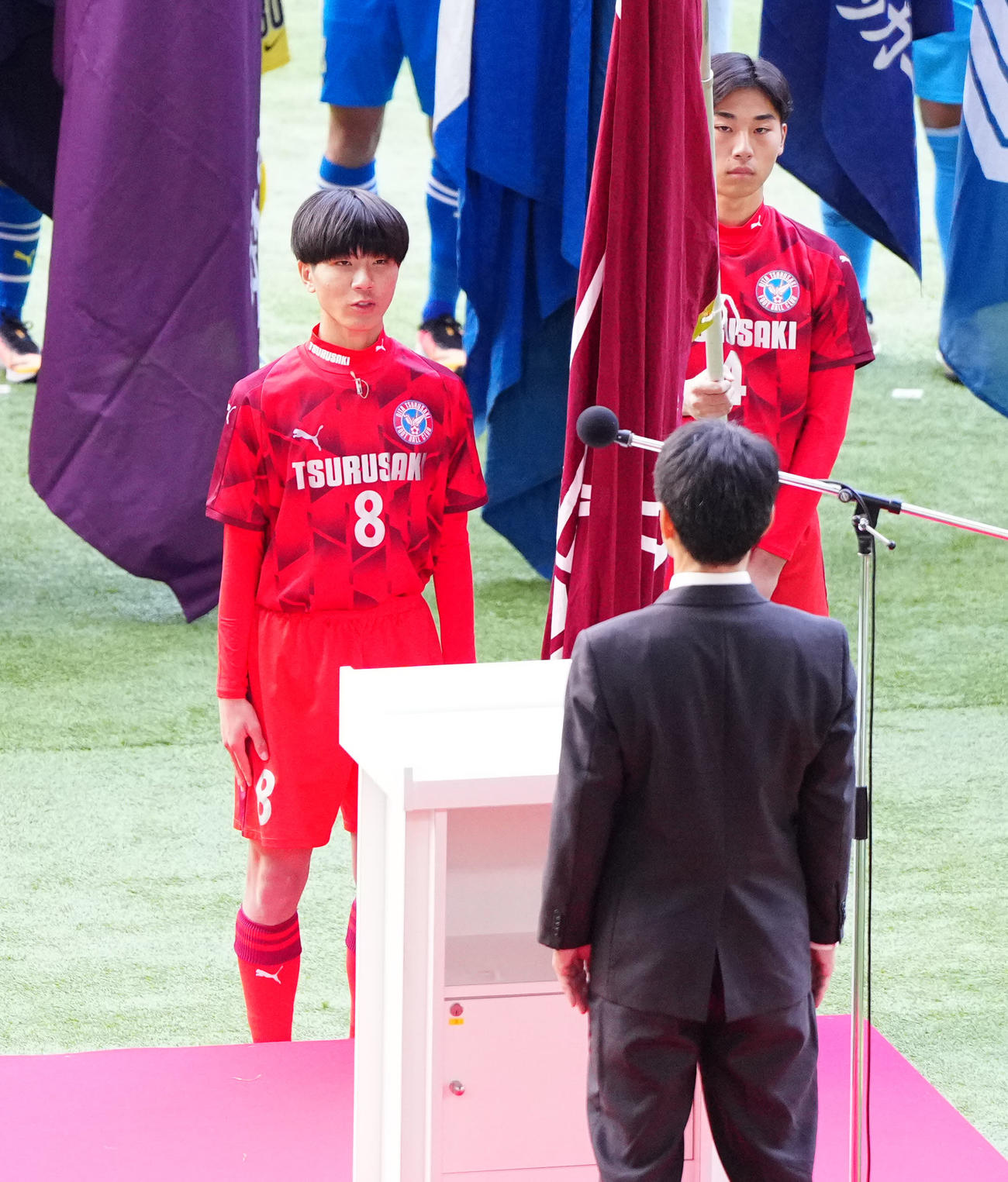 全国高校サッカー開会式で選手宣誓する大分鶴崎の志賀主将（左）（撮影・江口和貴）