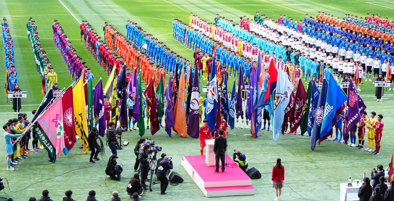 全国高校サッカー開会式で選手宣誓する大分鶴崎の志賀主将（中央左）（撮影・江口和貴）