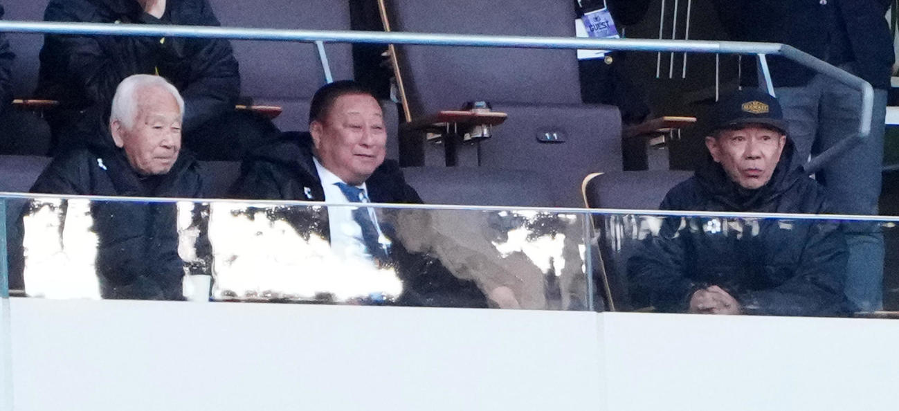 開幕戦の帝京－京都橘戦を観戦する木梨憲武（右）と古沼氏（左）（撮影・江口和貴）