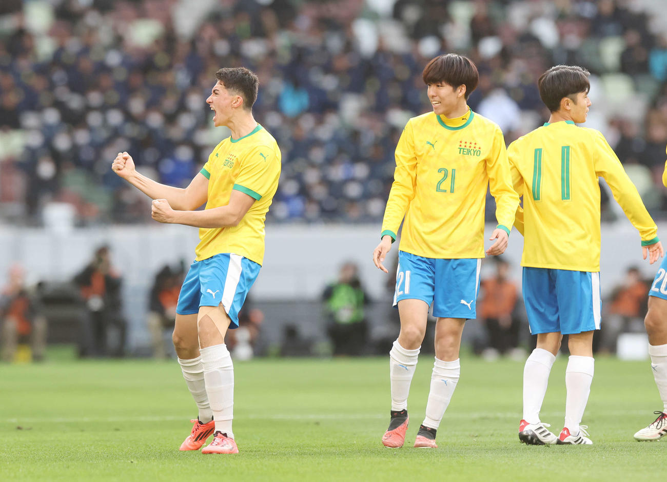 帝京対京都橘　前半、ゴールを決めガッツポーズする帝京・ラビーニ（左）（撮影・宮地輝）