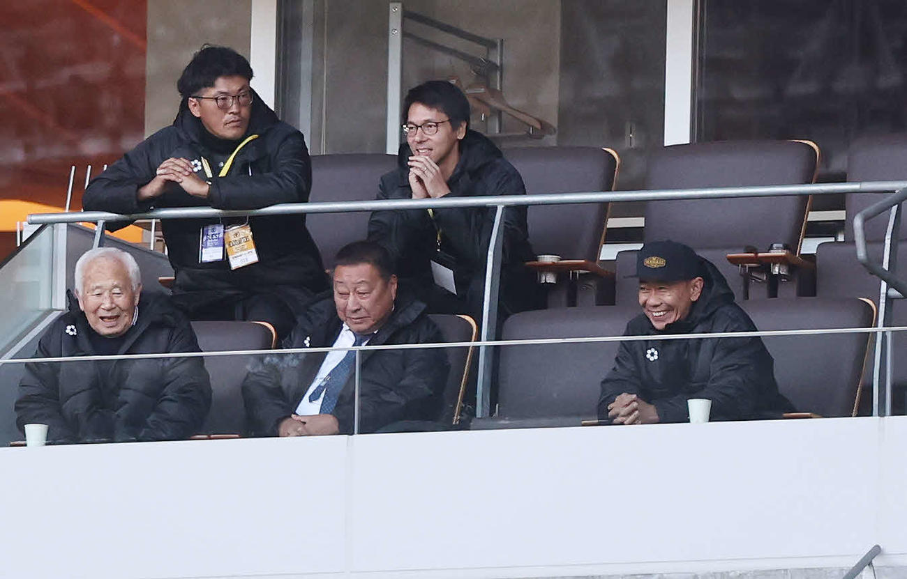 帝京対京都橘　観戦に訪れた木梨憲武（右）（撮影・宮地輝）