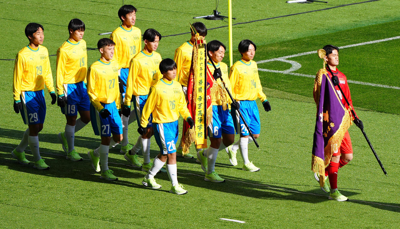 全国高校サッカー開会式で入場行進する東京都B代表の帝京の選手たち（撮影・江口和貴）