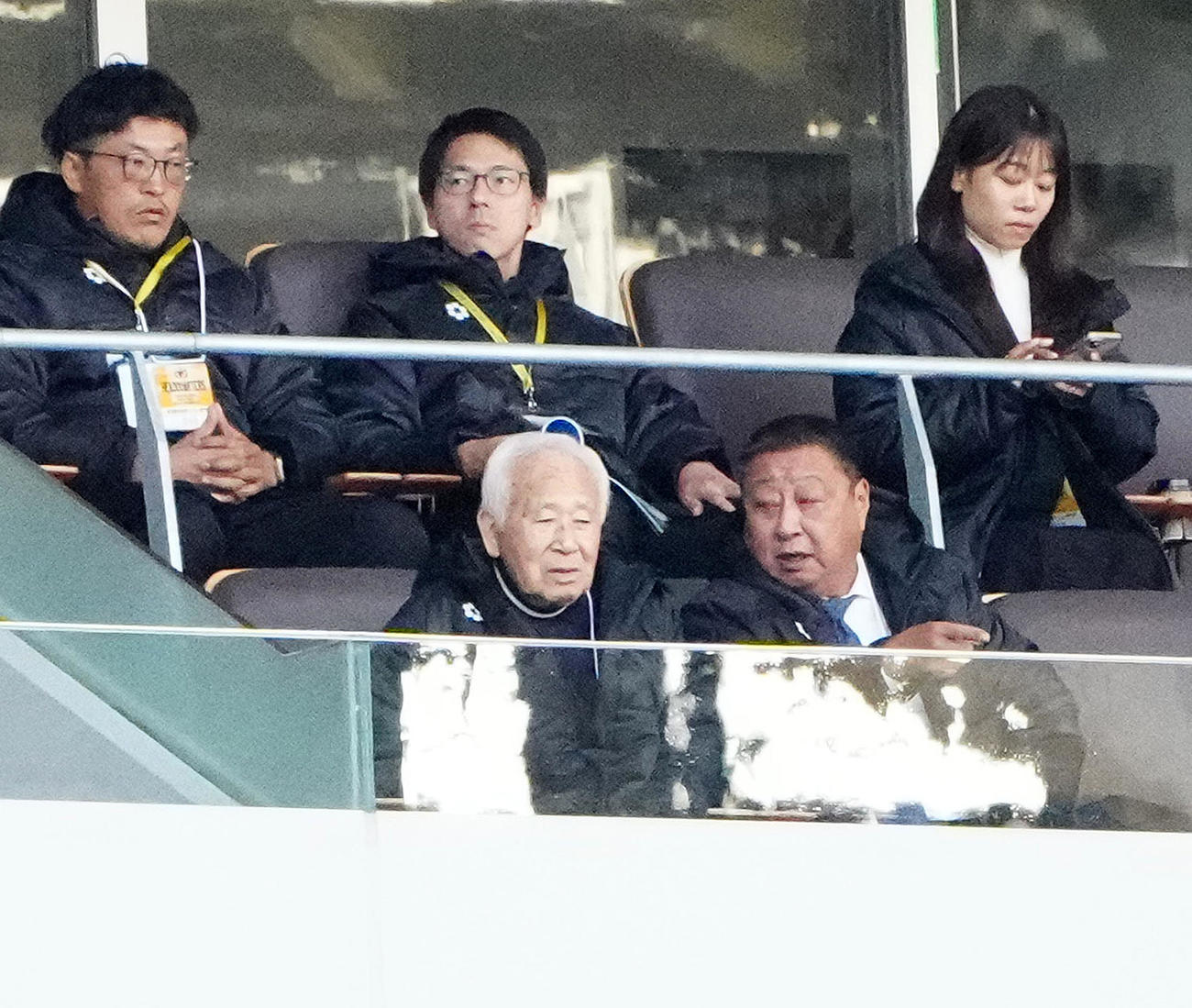 開幕戦の帝京－京都橘戦を観戦する古沼氏（手前左）（撮影・江口和貴）