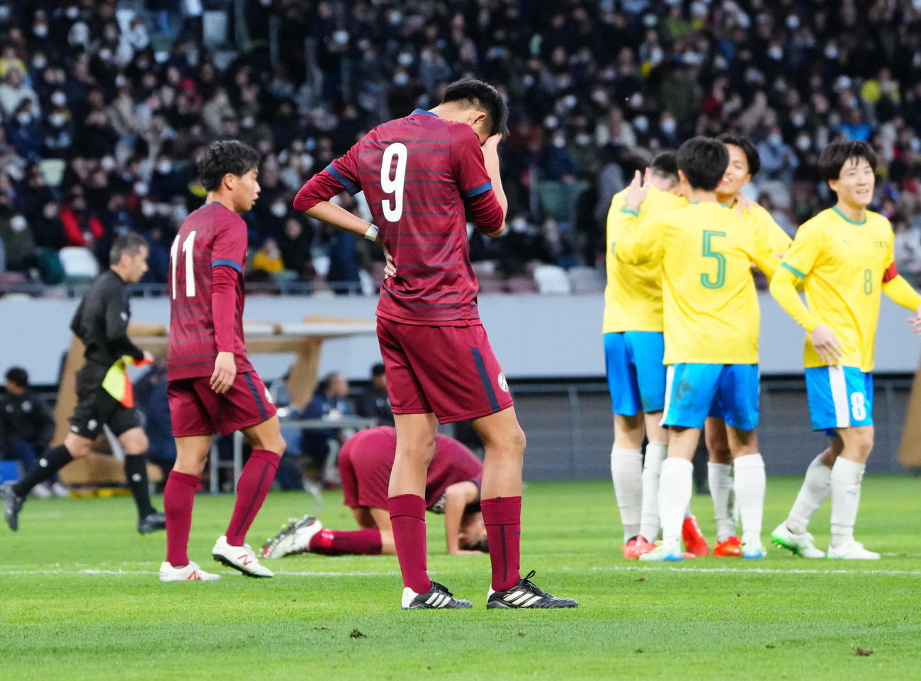 帝京対京都橘　試合終了のホイッスルを聞き、悔しがる京都橘・伊藤（中央）（撮影・江口和貴）