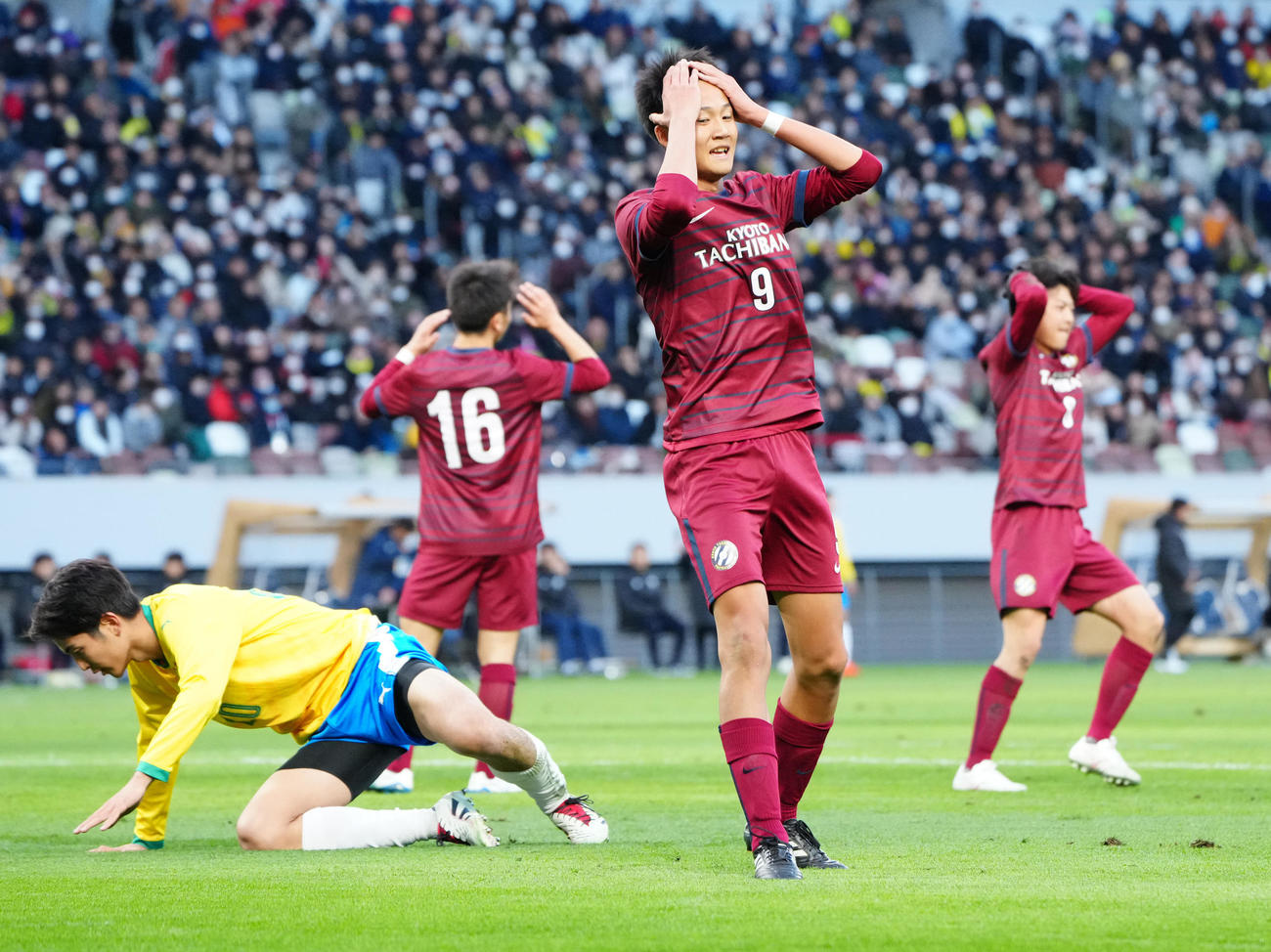 帝京対京都橘戦　後半、シュートを決めきれず、悔しい表情の京都橘・伊藤（右）（撮影・江口和貴）