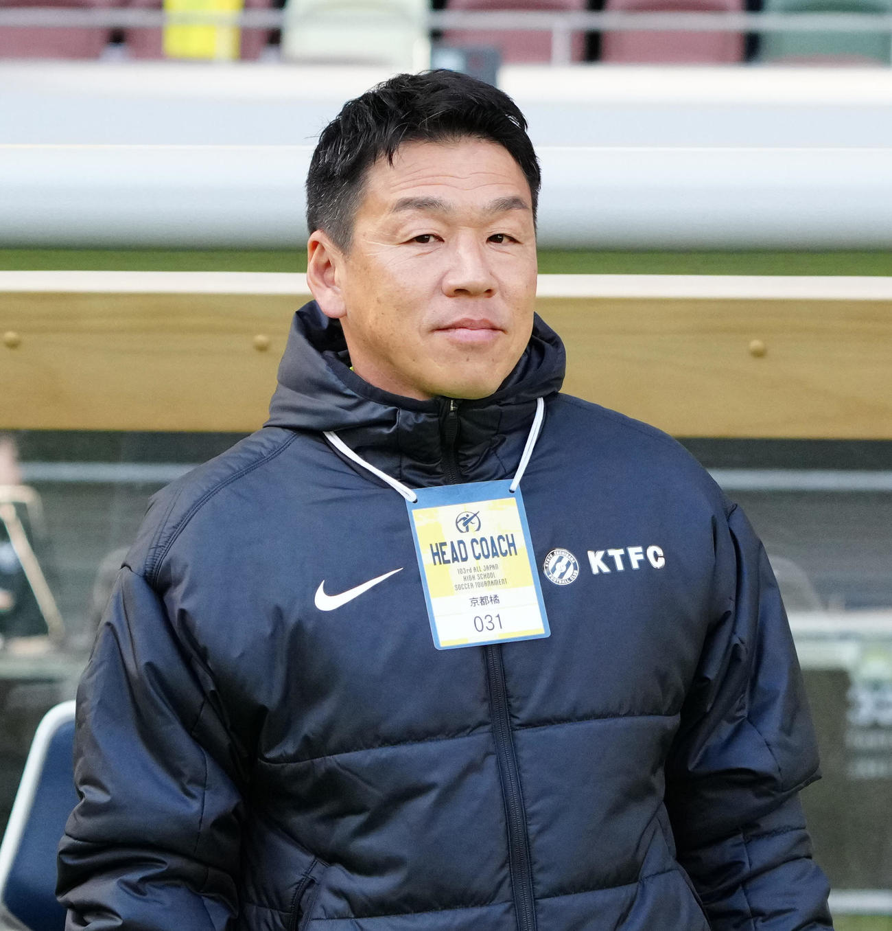 帝京対京都橘戦　試合前、ベンチ前に立つ京都橘・米沢監督（撮影・江口和貴）