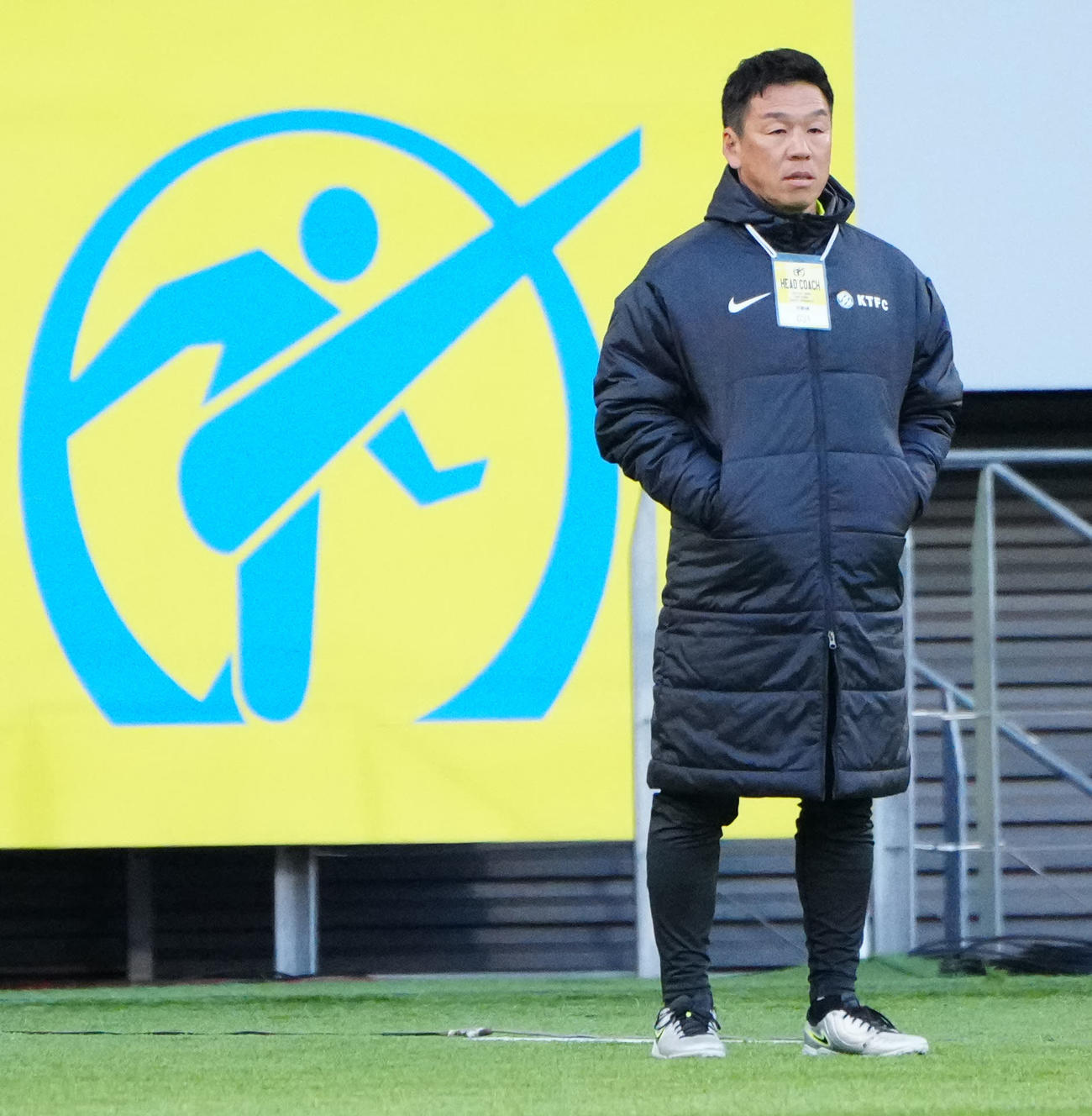 帝京対京都橘戦　前半、戦況を見つめる京都橘・米沢監督（撮影・江口和貴）