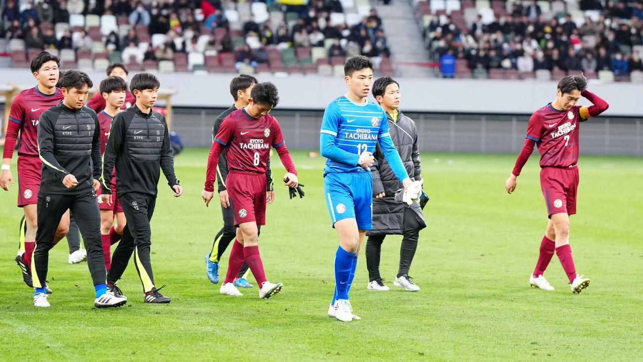 帝京対京都橘　試合後、応援席へあいさつに向かう京都橘の選手たち（撮影・江口和貴）